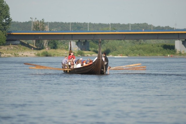 Jedna z atrakcji poprzednich edycji święta Gorzowa - przejażdżka łodzią wikingów