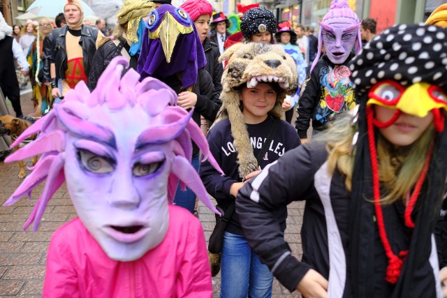 Inauguracji Międzynarodowego Festiwalu Teatr&oacute;w Lalek &bdquo;Spotkania&rdquo; zawsze towarzyszyły parada na ulicach toruńskiej star&oacute;wki. Ta przeszła przez miasto w 2018 roku