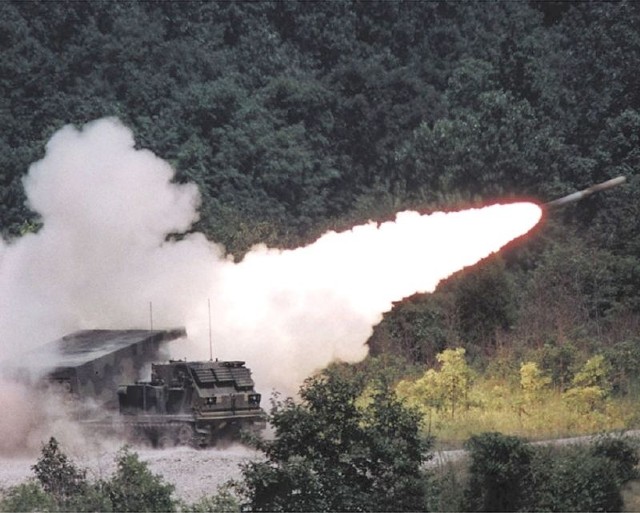 Boris Johnson zaapelował o dostarczenie na Ukrainę systemów rakietowych MLRS.