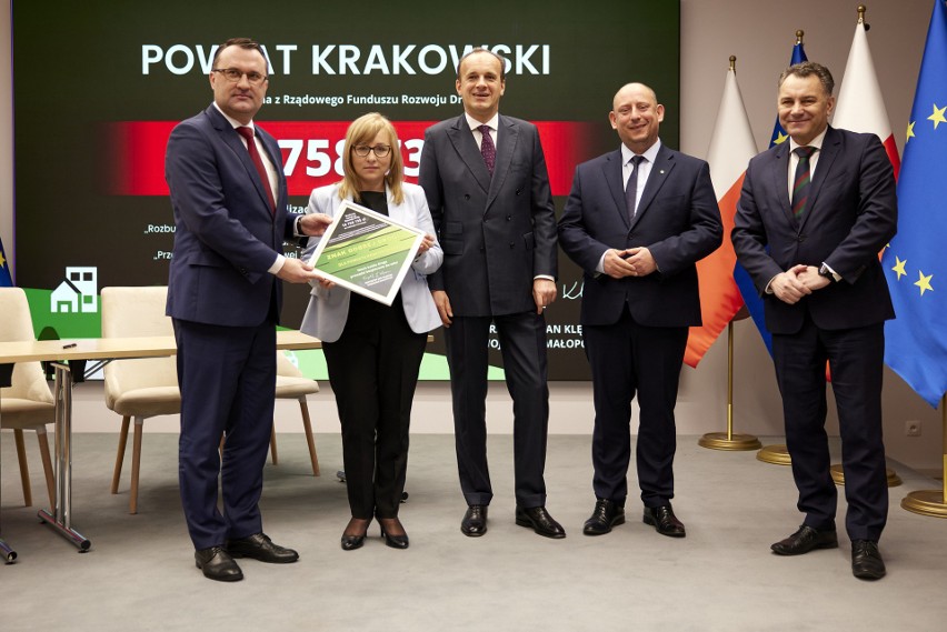 Władze powiatu krakowskiego podpisały umowę na największe...