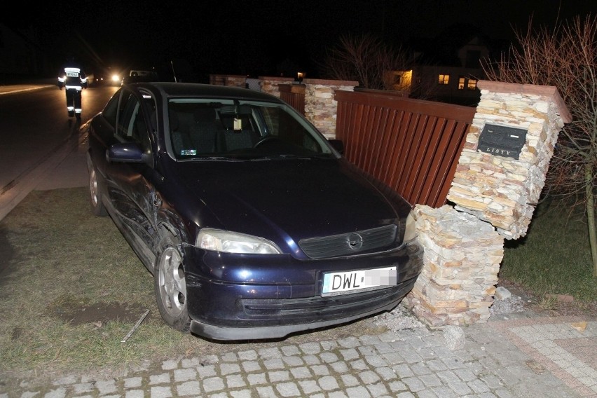 Groźny wypadek pod Wrocławiem. Audi dachując uderzyło w drugi samochód i ogrodzenie (ZDJĘCIA)