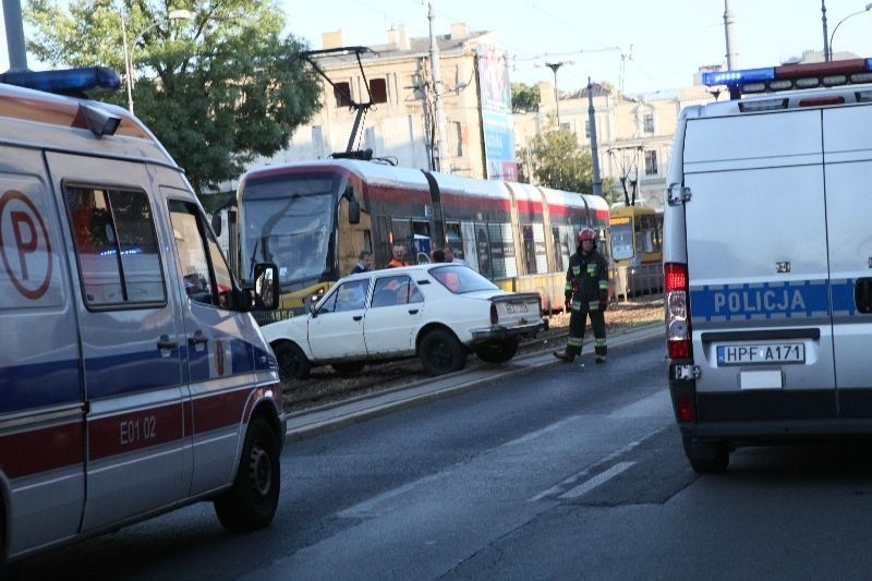 Porsche cayenne zderzyło się ze skodą 105 na Zachodniej! Skoda wpadła w torowisko [zdjęcia]