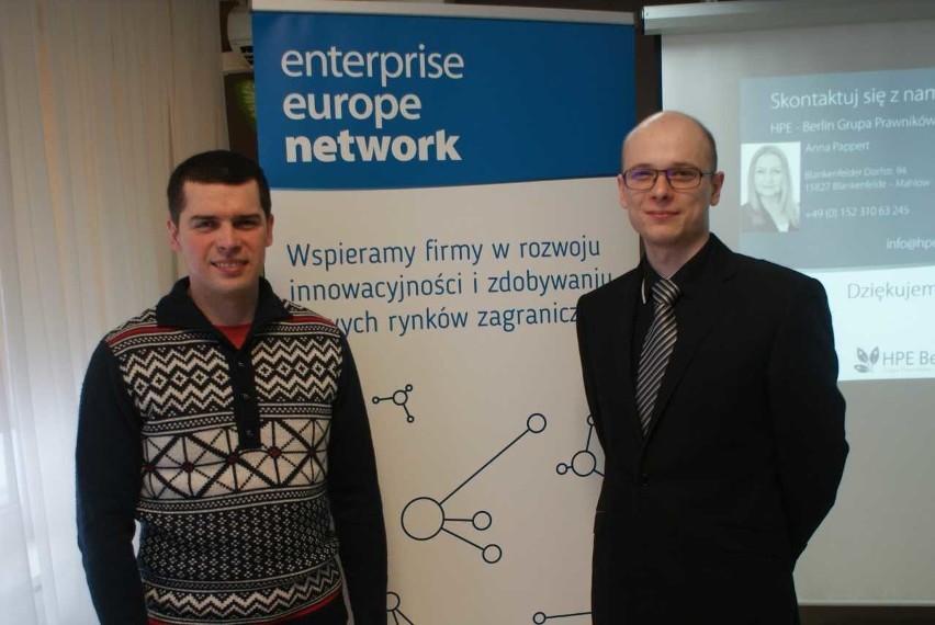Rafał Radulski z firmy RTech (z lewej strony) i Łukasz...