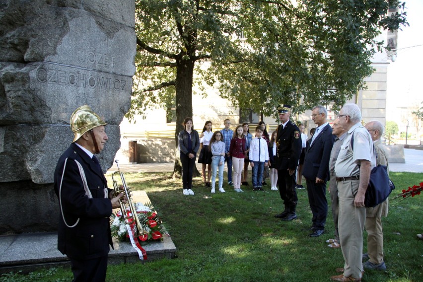 Rocznica bombardowania Lublina. Złożyli kwiaty pod pomnikiem Józefa Czechowicza (ZDJĘCIA)