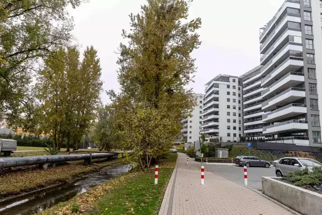 Kładka miała powstać na tyłach nowo wybudowanego kompleksu bloków w miejscu dawnego stadionu Jagiellonii przy ul. Jurowieckiej