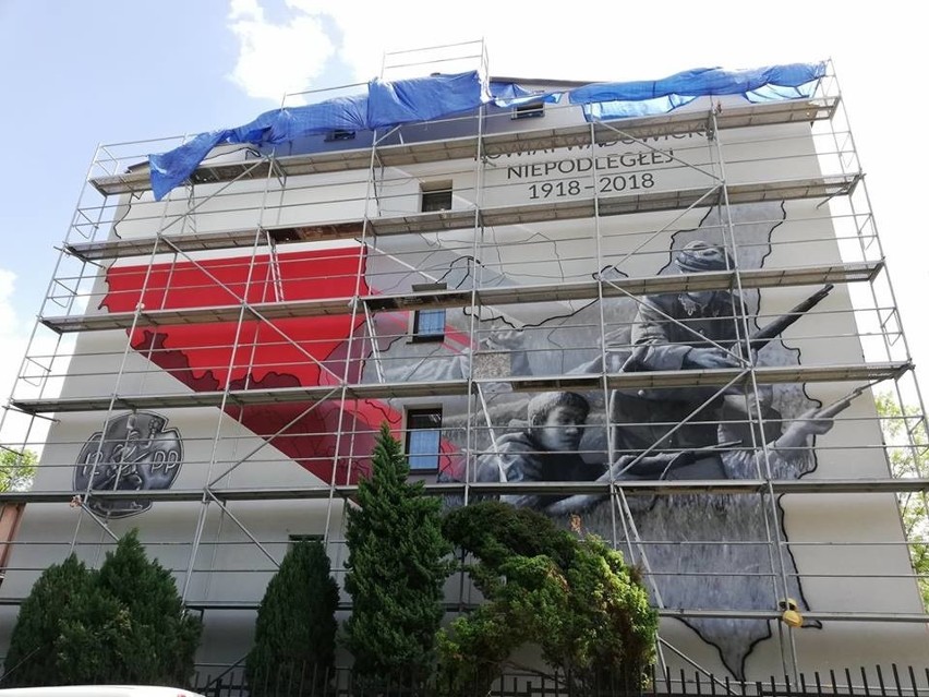 Ten patriotyczny mural jest największym w Wadowicach