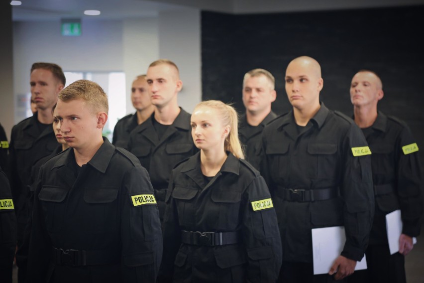 W Krakowie mamy 28 nowych policjantów, w tym piękne panie [ZDJĘCIA]