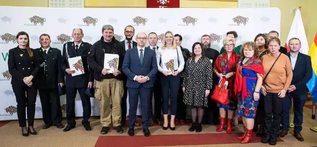 Przedstawiciele stowarzyszeń i parafii, którzy uczestniczyli w konkursie "Podlaskie Kapliczki 2022 – ocalić od zapomnienia”