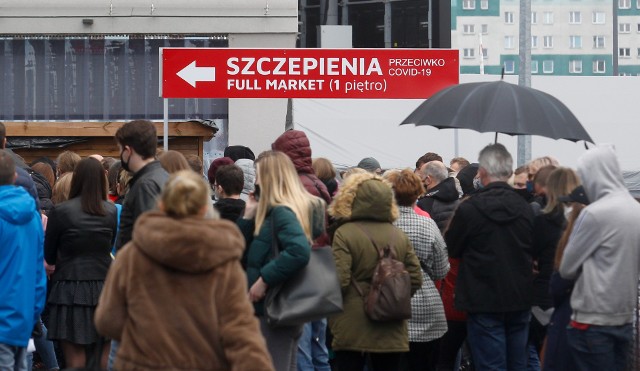 Tłumy oczekujących na szczepienie pod centrum szczepień Medyk w Rzeszowie.