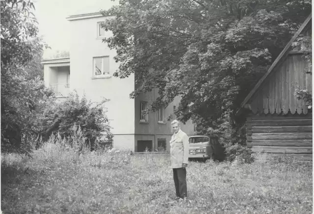 Prof. Kubicz i jego okazały, willowy dom w Świlczy. Z prawej strony widać fragment starego, drewnianego domu Kubiczów.