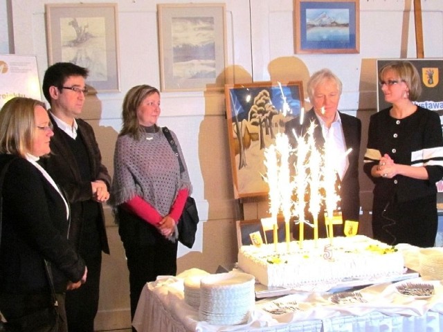 Na uroczystości, nie mogło zabraknąć tortu. Pierwsi z lewej: Suse Laue - wiceburmistrz Syke oraz Radosław Kędzia - przewodniczący rady miejskiej Wąbrzeźna