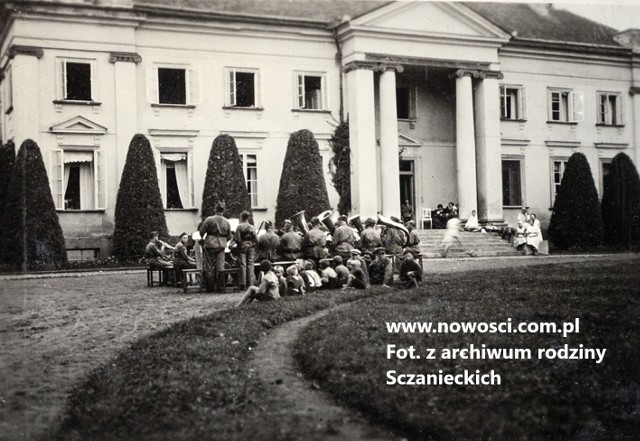 Tak pałac w Nawrze wyglądał w 1932 roku, gdy podczas manewrów koncertowała przed nim orkiestra toruńskiego 63 pułku piechoty