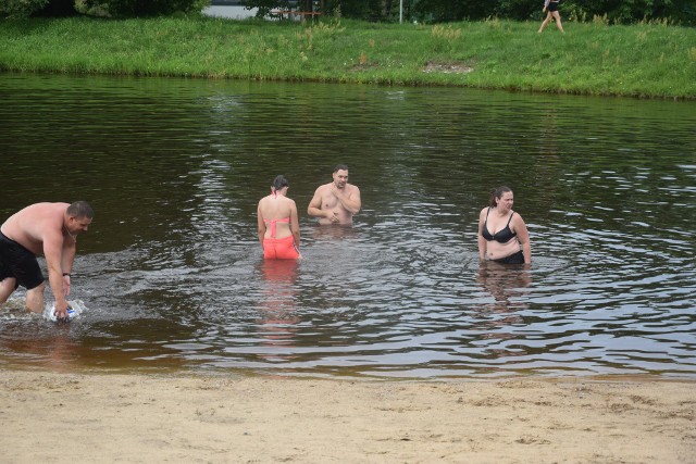 Zalew Topornia koło Przysuchy to jedno z najpopularniejszych miejsc do wypoczynku w regionie radomskim. Gdy tylko pozwala na to pogoda, wypełnia się wypoczywających. Zobaczcie najnowsze zdjęcia z sobotniego wypoczynku. ZOBACZ KOLEJNE ZDJĘCIA >