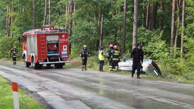 Pionki. Wypadek na Załamanku. Renault w rowie