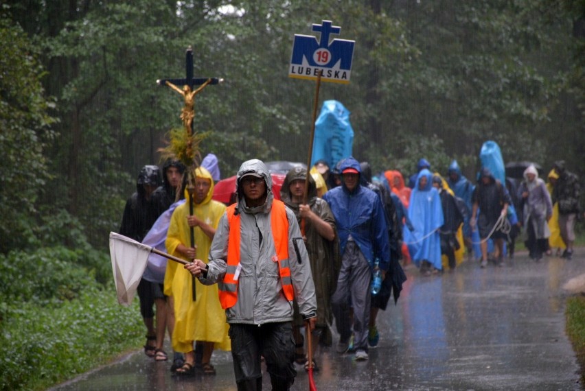 Lubelscy pielgrzymi szli na Jasną Górę w strugach deszczu (ZDJĘCIA)
