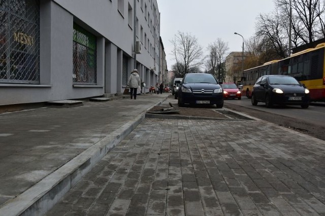 Na ul. Kasprzaka przy okazji remontu chodnika wydzielono miejsca parkingowe.