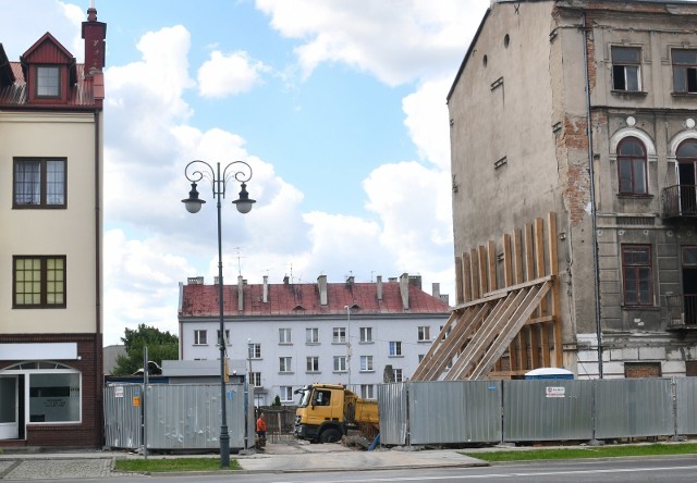 Kamienica przy ulicy Wałowej 21/21A ma wzmacniane fundamenty, później będzie przebudowywane wewnątrz.