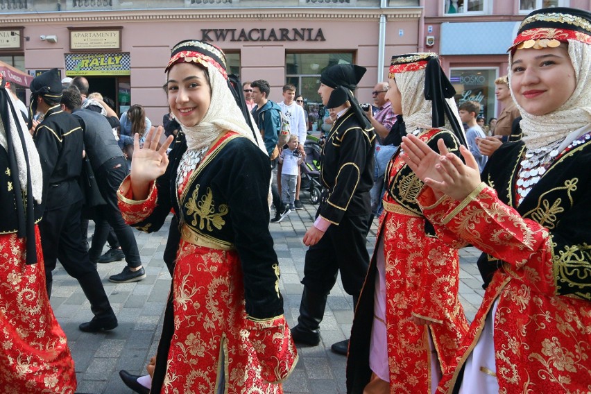 Międzynarodowe Spotkania Folklorystyczne w Lublinie. Barwna parada przeszła przez centrum miasta. Zobacz zdjęcia i wideo