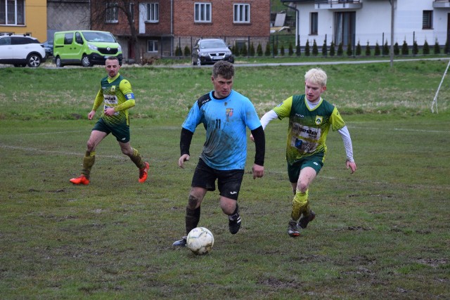 W meczu klasy B3 Rzeszów HALO Hyżne (niebieskie koszulki) wygrało u siebie z Kosiną 1:0.HALO Hyżne - Dąb Kosina 1:0 (0:0)Bramka: J. Nahirny 90+1.WYNIKI MECZÓW W KLASIE OAB RZESZÓW