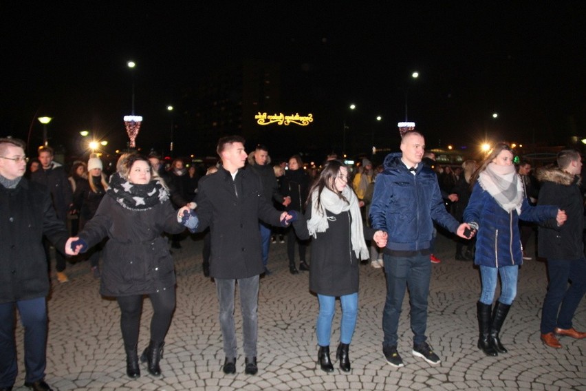 Maturzyści zatańczyli poloneza przed PKZ w Dąbrowie...