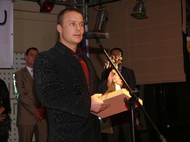Jewgenij Rysicz, właściciel Hotelu „Imperium” ze statuetką dla zwycięzców konkursu „Po prostu najlepszy”.