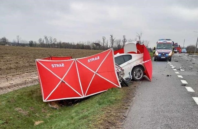 Do tragicznego wypadku doszło na kilkanaście minut przed godziną 14. W wyniku zderzenia samochodu osobowego i ciężarówki jedna osoba zginęła na miejscu.