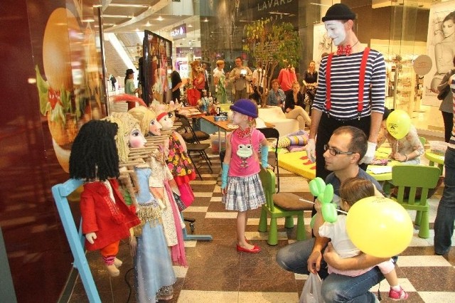 Dzieci podziwiały historyczne lalki z Teatru Lalki i Aktora "Kubuś&#8221;. Najmłodszych witał entuzjastycznie mim Piąteczka.