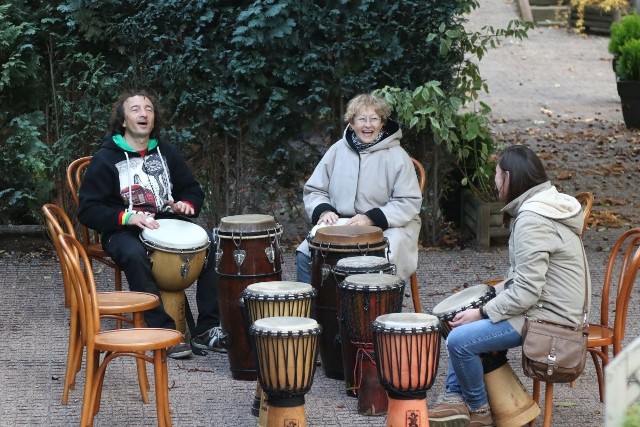 Bezpłatne warsztaty gry na bębnach afrykańskich odbyły się w sobotę, w ogrodzie Pałacyku Zielińskiego w Kielcach.