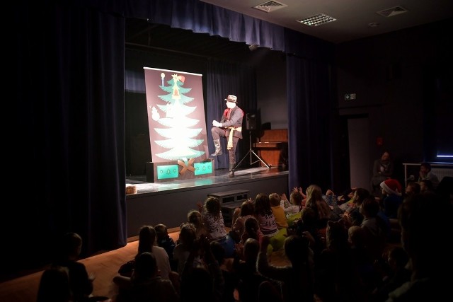 W niedzielę 5 grudnia,  odbyło się kolejne spotkanie z cyklu „Wkręć się w teatr” w radomskim Amfiteatrze przy ulicy Daszyńskiego 5.Widzowie wprawili swoje nastroje w klimat inspirowany łowickimi wycinankami ludowymi. Wydarzenie opatrzone było pięknymi piosenkami stylizowanymi na ludowe melodie. Bohaterami opowieści były zabawki choinkowe, które szukały swojego miejsca na ponad dwumetrowym drzewku. Pytania, które zadawał główny bohater – Bałwanek, pozwoliły na odkrycie prawdziwego sensu świątecznych dekoracji.