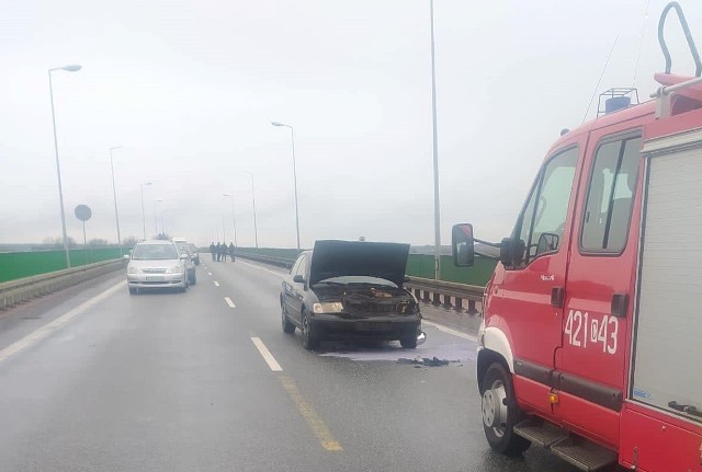 Po stłuczce na moście w Chełmnie do szpitala trafiła kobieta w zaawansowanej ciąży.