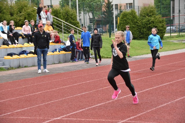 Uczniowie sześciu szkół podstawowych z terenu gminy wzięli udział w XV edycji zawodów z lekkoatletyki o Puchar Burmistrza Miasta Jędrzejów. Zobaczcie na kolejnych slajdach jak wyglądały rywalizacje uczniów