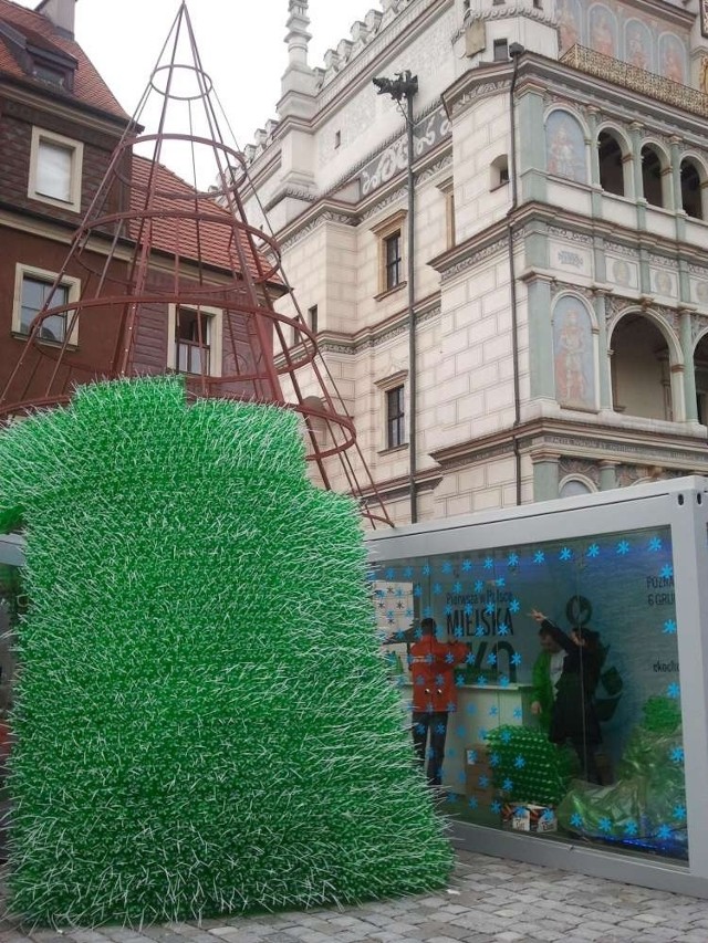 Na Starym Rynku powstaje EKOchoinka z zielonych butelek
