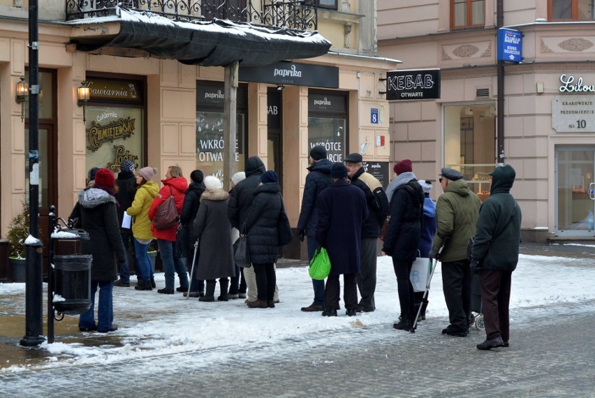 Kolejka po pączki w Lublinie. Tłusty Czwartek obchodzimy tradycyjnie, czyli kalorycznie (ZDJĘCIA, WIDEO)