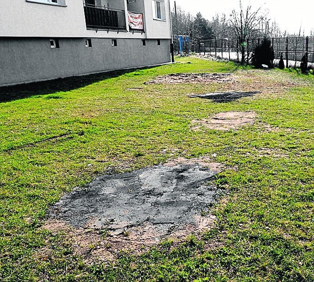 W tym miejscu umieszczono  jedną dużą podwójną huśtawkę, piaskownicę i konia na sprężynie