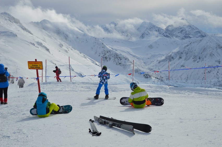 Tatry. Kasprowy Wierch oblężony przez narciarzy i turystów [ZDJĘCIA]