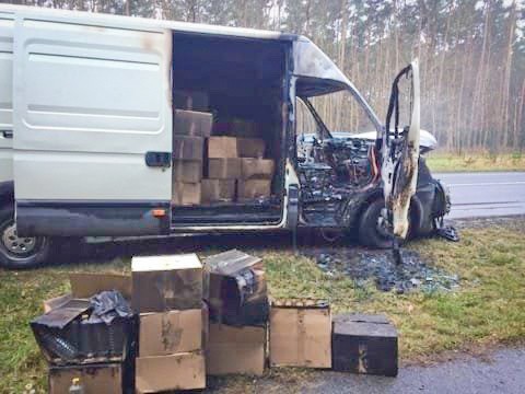 Auto się spaliło, ale towar w skrzyni ładunkowej przetrwał. Znaleźli go policjanci i... nie skończyło się na pouczeniu. Są zarzuty za posiadanie alkoholu bez akcyzy. Dużo tego alkoholu!