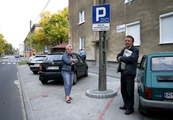 Jan Kupczyński oraz Jolanta Dziura twierdzą, że przyjeż-dżający kierowcy nie przestrzegają znaku, że parking jest tylko dla mieszkańców bloku.