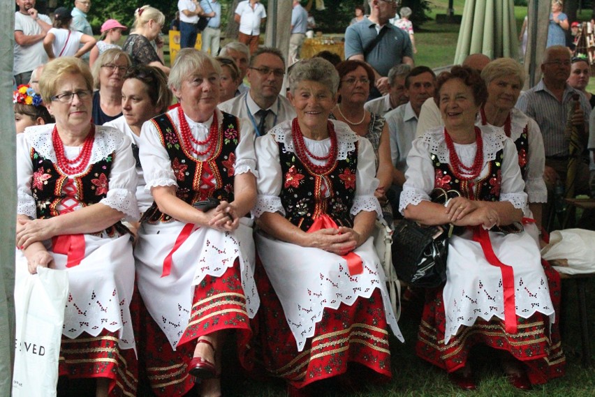 Święto miodu w Wygiełzowie. Pszczelarze pochwalili się swoimi pasiekami. Wybrano najpiękniejsze [ZDJĘCIA]