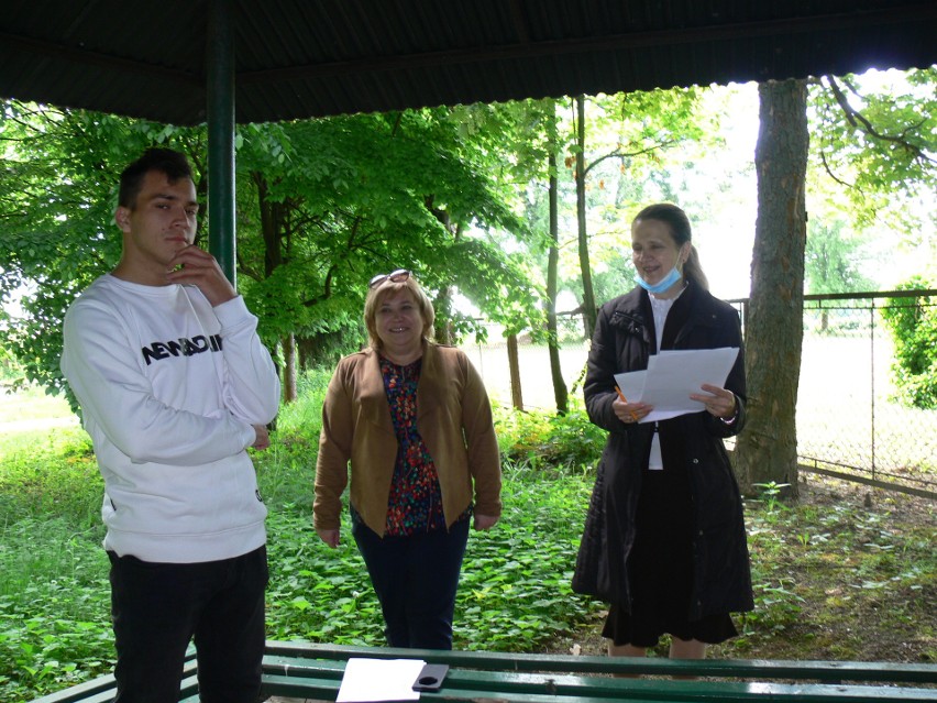 Uczniowie sandomierskiego "Rolnika" wykazali się wiedzą na temat szkoły i jej pracowników w grze terenowej. Pytania były zaskakujące