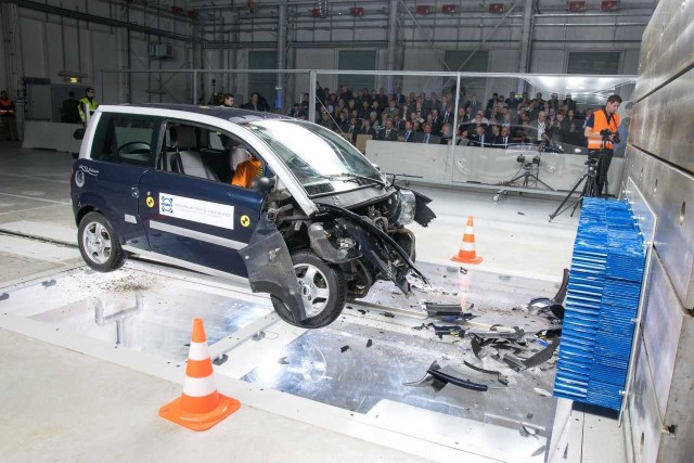 Testem zderzeniowym według standardów Euro NCAP Przemysłowy Instytut Motoryzacji zainaugurował działalność nowej infrastruktury badawczej – Centrum Bezpieczeństwa Transportu i Diagnostyki Pojazdów. W strukturze centrum znajdują się m.in. nowoczesna hala crash-testowa i 200-metrowy tor do badania infrastruktury drogowej.Fot. materiały prasowe