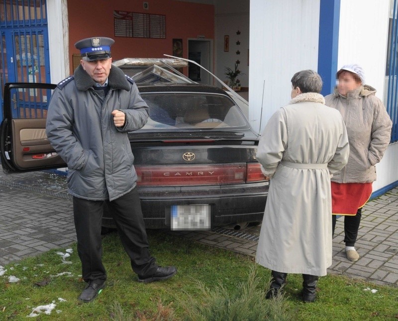 Zdzieszowice: Toyota camry wjechala w budke z gastronomią....