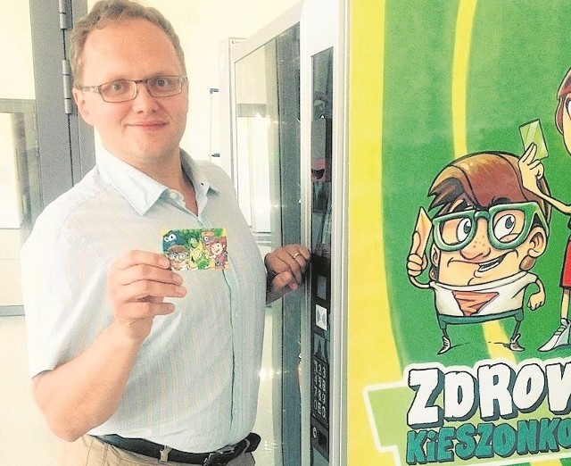 Automat i karta Zdrowe Kieszonkowe to gwarancja, że dziecko pod kontrolą rodzica kupi wartościowe jedzenie  - pokazuje Andrzej Nartowicz, pomysłodawca projektu.