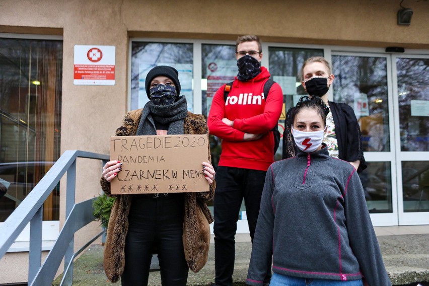 Szczecin. Aktywiści z RÓWNiE oddawali krew w ramach protestu przeciwko ministrowi edukacji. Krytykują Przemysława Czarnka 