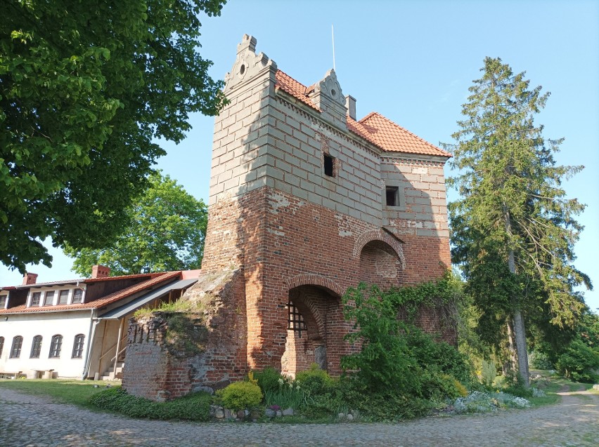Wieża bramna wiodąca z zamku głównego na dolny. W górnej...