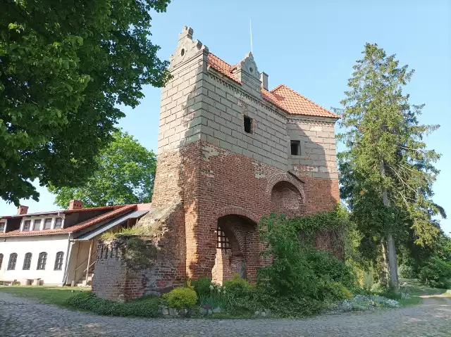 Wieża bramna wiodąca z zamku głównego na dolny. W górnej części gotyckiego zabytku widać ślady przebudowy w stylu renesansowym