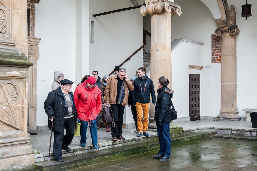 Naukowcy pobrali próbki z urn ze szczątkami brzeskich Piastów