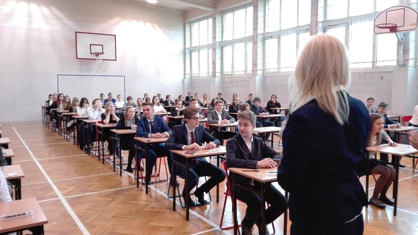 Będzin: egzamin gimnazjany 2017. Uczniowie piszą część humanistyczną