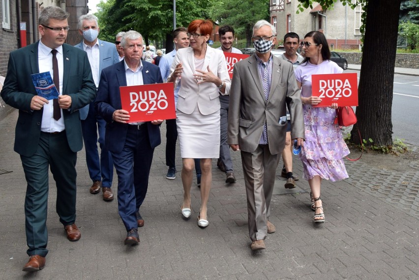 Europosłanka Elżbieta Rafalska z kampanią wyborczą Andrzeja Dudy w Stargardzie. Spotkanie zakłócali przeciwnicy PiS ZDJĘCIA