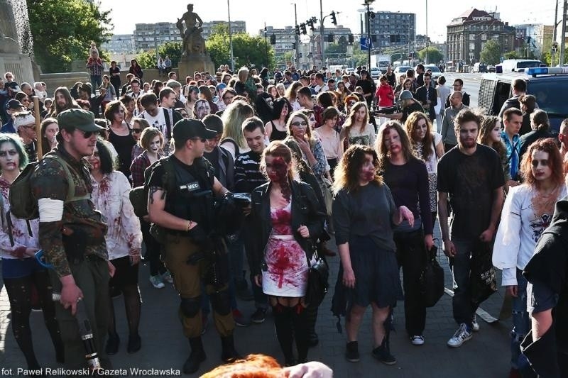 Zombie Walk we Wrocławiu. 300 osób przeszło w marszu żywych trupów (ZDJĘCIA)