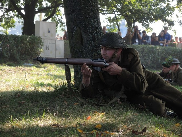 Okręty Marynarki Wojennej RP i kilkadziesiąt kilogramów pirotechniki podczas bitwy "Normandia 1944".